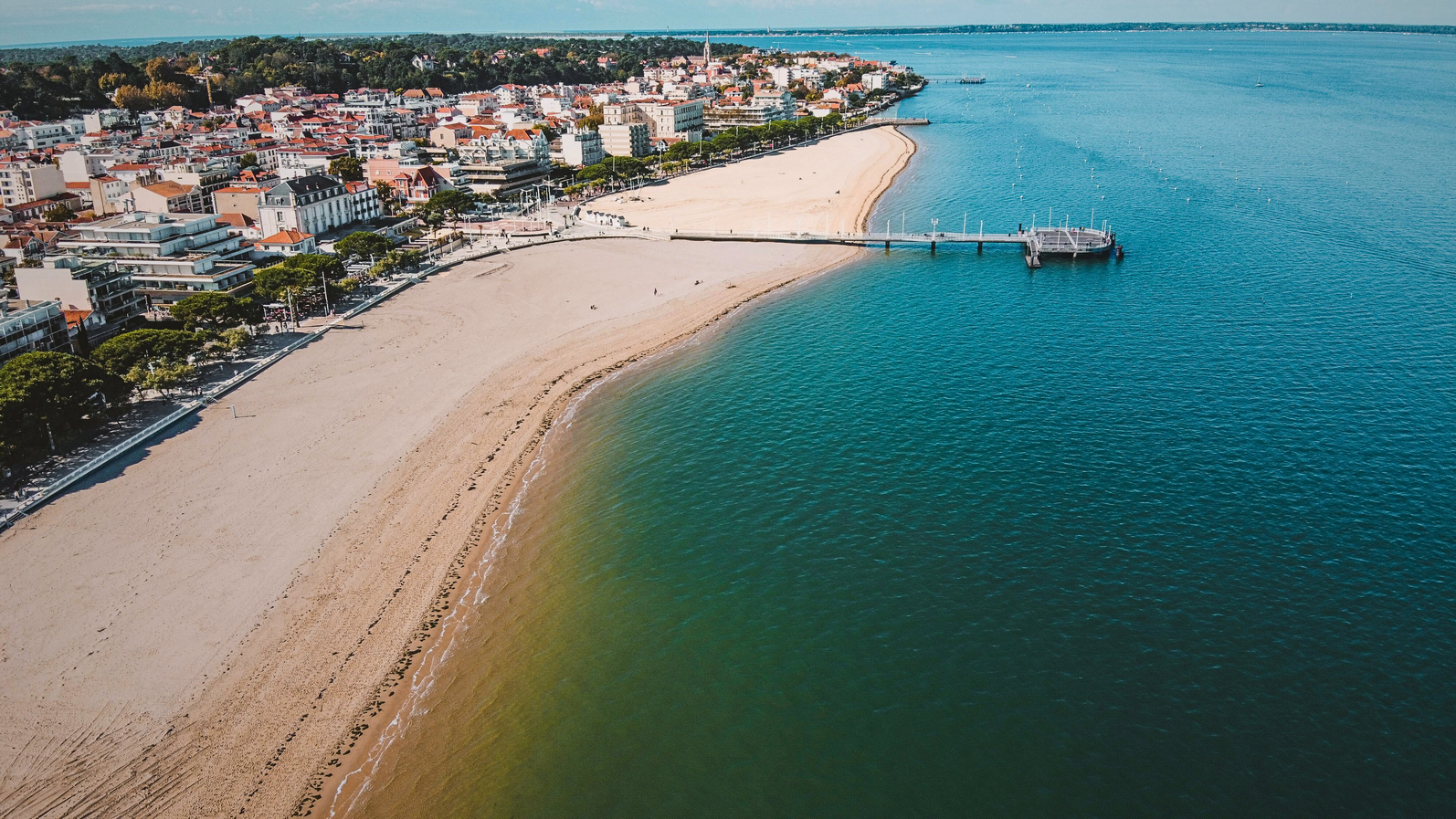 Abelis Taxis â Votre service de transport sur le Bassin dâArcachon Vue aĂ©rienne du Bassin dâArcachon, zone dâintervention dâAbelis Taxis pour chauffeurs privĂ©s, VTC et vans 9 places.
